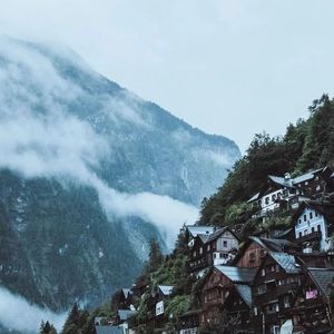 时间的长河很慢刚好够我为你两难