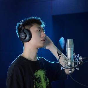 多想在平庸的生活拥抱你