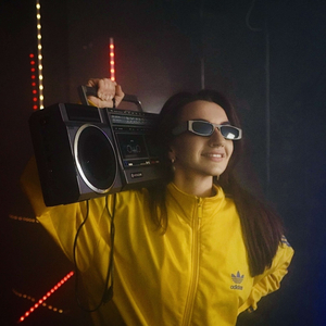 Неуместная девушка