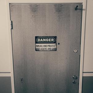 Ovet kiinni lentävät