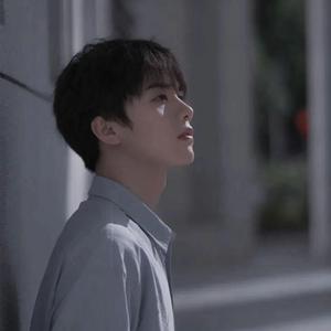 笑的背后是孤单