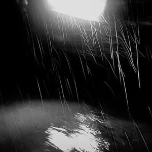 黑夜中的雨水