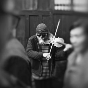 北鹿，眼前的杂草肆意生长，没有生长出诗