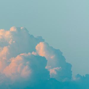 【Free】Clouds float