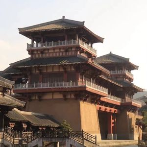 晨露晶莹花自艳