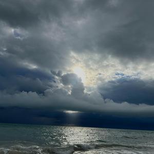 먹구름 (The Sun Goes On)