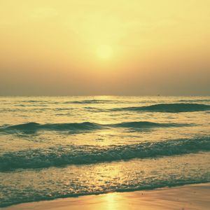 柔和的平静的波浪时刻