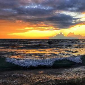 你必须在一个荒唐的夜，骑着摩托穿过下雨的街