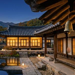 달빛이 머무는 한옥의 밤 (Moonlit Hanok Evening)