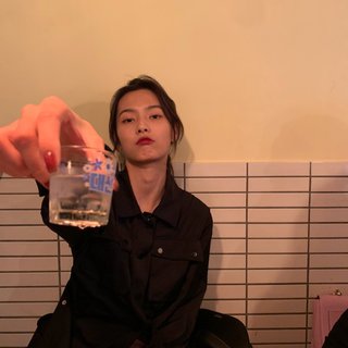 “我们逃走吧，日暮月升，别在梦里 ​”