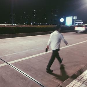 走正步的他