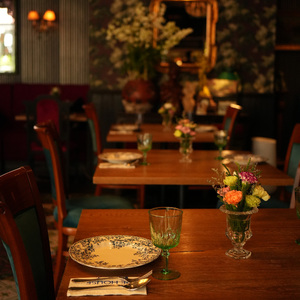 醇香咖啡与轻快步调（优雅纯音乐）