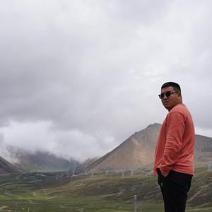 对面的女孩看过来