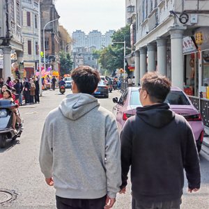 我饮烈酒点孤灯