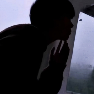 不见面的日子里爱更浓烈