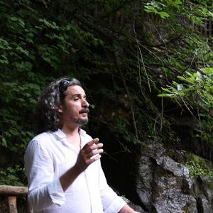 Bir Yanım Baharda Benim