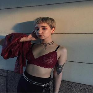 Necesito un abrazo necesito un balazo