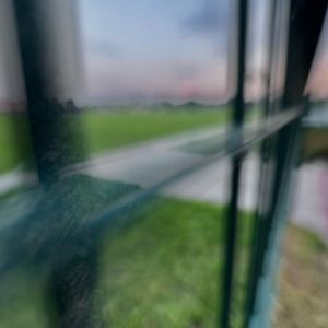 紫色的烟！黑色的人？