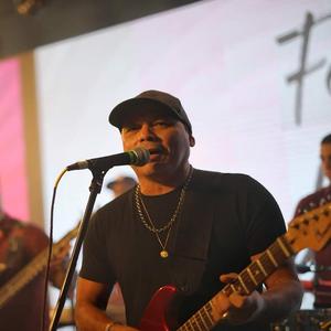 No Te Creas Tan Importante/Se Me Antojó Pensar En Ti/Los Dos Fuimos Culpables/A Esa/La Mejor De Todas/Culpable Soy Yo/Tanto La Quería/Y Como Es El/ Enamorado/Hasta el Final/La Promesa/Que Pecado Fue Quererte/Con El Viento a Tu Favor (Medley)