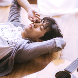 抱紧男孩然后说