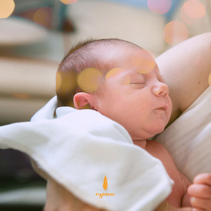 잠자는 아기 옆에서