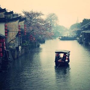 小城烟雨中