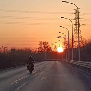 四面佛爬金字塔