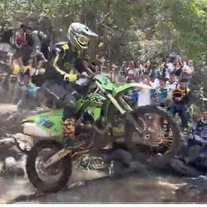 越野摩托车的轰鸣声