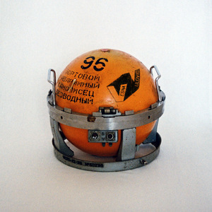 Статуя и река