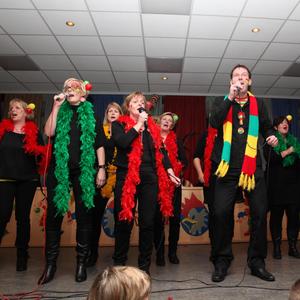 De moöite waerd (feat. Kakelkoer: Jacqueline Saris, Mirjam Hesen, Truus van Rens, Henriëtte Wilbers, Mieke van Rens, Helmie Brouwers, Diana Coppus, Gert Peeters, Twan Joosten en Jack Cuijpers)