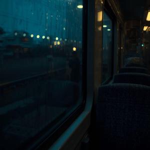 窓に映る遠い過去