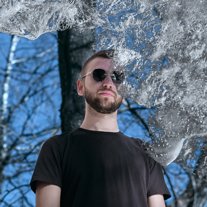 По чему-то гудит