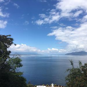 锦里门前的少女