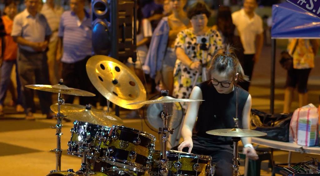 台湾艺人罗小白爵士鼓演奏《离开地球表面》,帅到飞起!