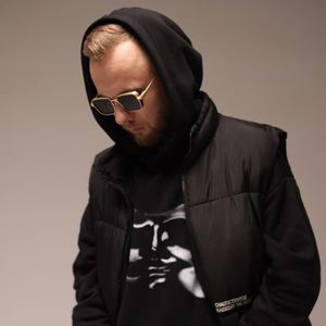 Ты исчезаешь точкой на горизонте