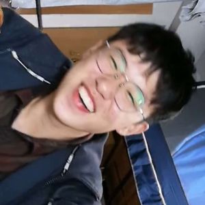 站牌旁的风