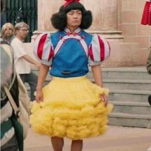 淡黄的长裙，蓬松的头发