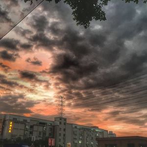 台风天气大家还是买好零食窝在家里唱歌吧。。