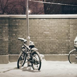 晚上六点起床发现外面天已经黑了而我的行李还没有收拾我也不想明天就出发我只想一直躺在床上