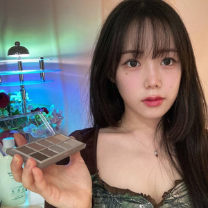 Tidying Up Eyebrows With Whispers