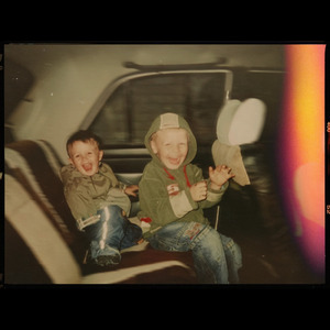 Бил по стеклам дождь