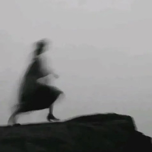 我们凭借黑暗的痕迹相认