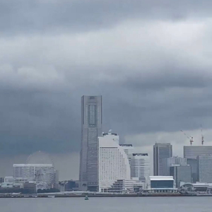 今にも落ちてきそうな空の下