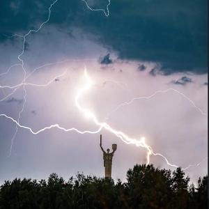 Блискавка над Києвом