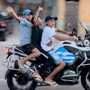 Vai desce de perna aberta (feat. Mc Luan)