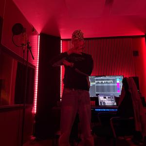 handsome (feat. KAYTEE!)