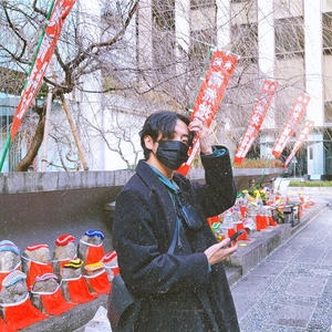 떨어지는 꽃잎사이