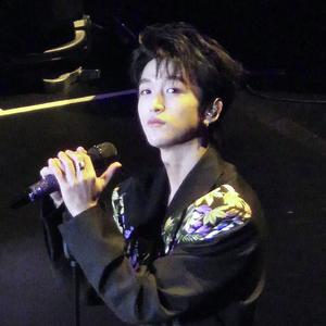 黄子 关于我在地铁上….干了碗鸡汤