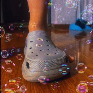 别顺走我洞洞鞋！