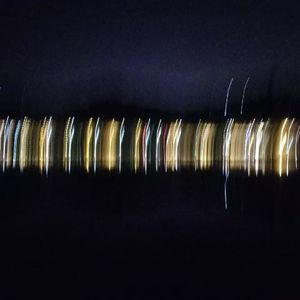 旋转，跳跃吧，他感到连晚风也在头痛